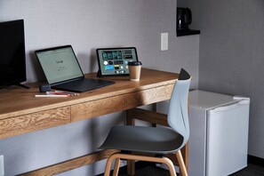 Habitación superior con 2 camas individuales, 2 camas dobles, no fumadores, bañera (Full Bathroom) | Escritorio, sistema de insonorización, wifi gratis y ropa de cama