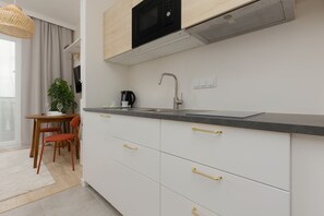 Fridge, microwave, stovetop, coffee/tea maker - Kasprzaka 29 | Stylish Studio | Air conditioning (Warszawa)