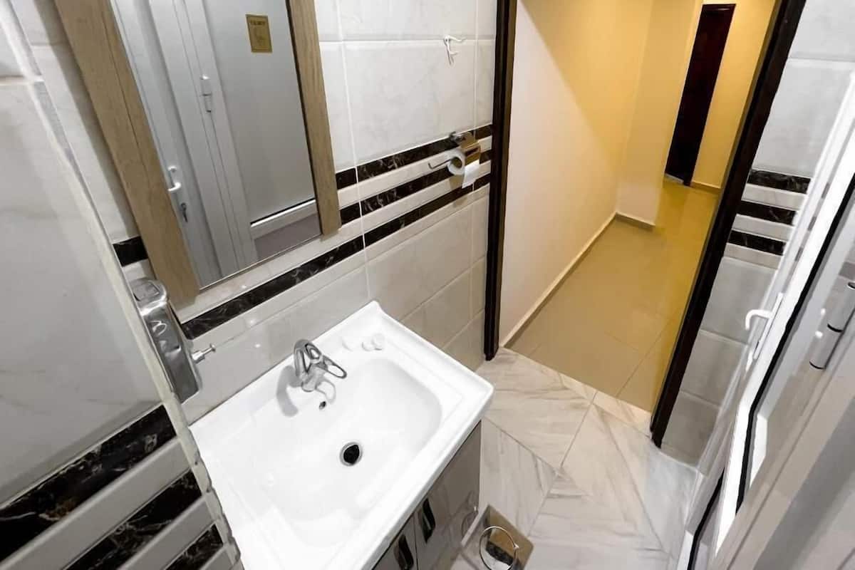 1 bedroom, premium bedding, free WiFi, bed sheets