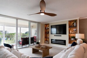 Fernseher, Kamin, Arbeitsbereiche