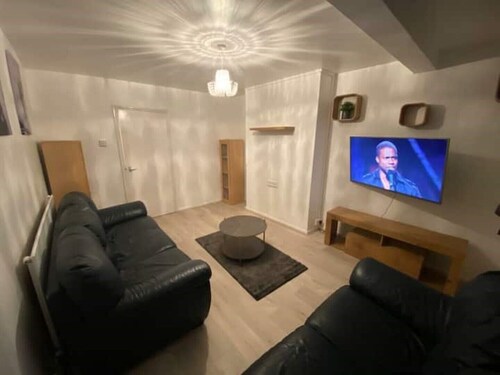 Luxurious 2 Bedroom Flat With Balcony London