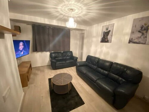 Luxurious 2 Bedroom Flat With Balcony London