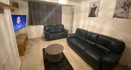 Luxurious 2 Bedroom Flat With Balcony London