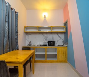 Egyptian cotton sheets, premium bedding, desk, WiFi - Yestenfro (Puducherry)