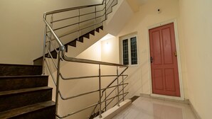 Una escalera con barandillas de metal y escalones de madera que lleva a una plataforma.