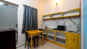 Cookware/dishes/utensils