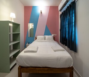 Egyptian cotton sheets, premium bedding, desk, WiFi - Yestenfro (Puducherry)