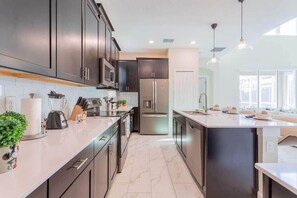 Kjøleskap, mikrobølgeovn, ovn og kokeplater