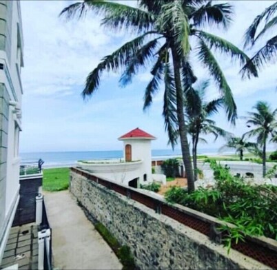 Cheerful 5 bedroom villa with pool & beach access