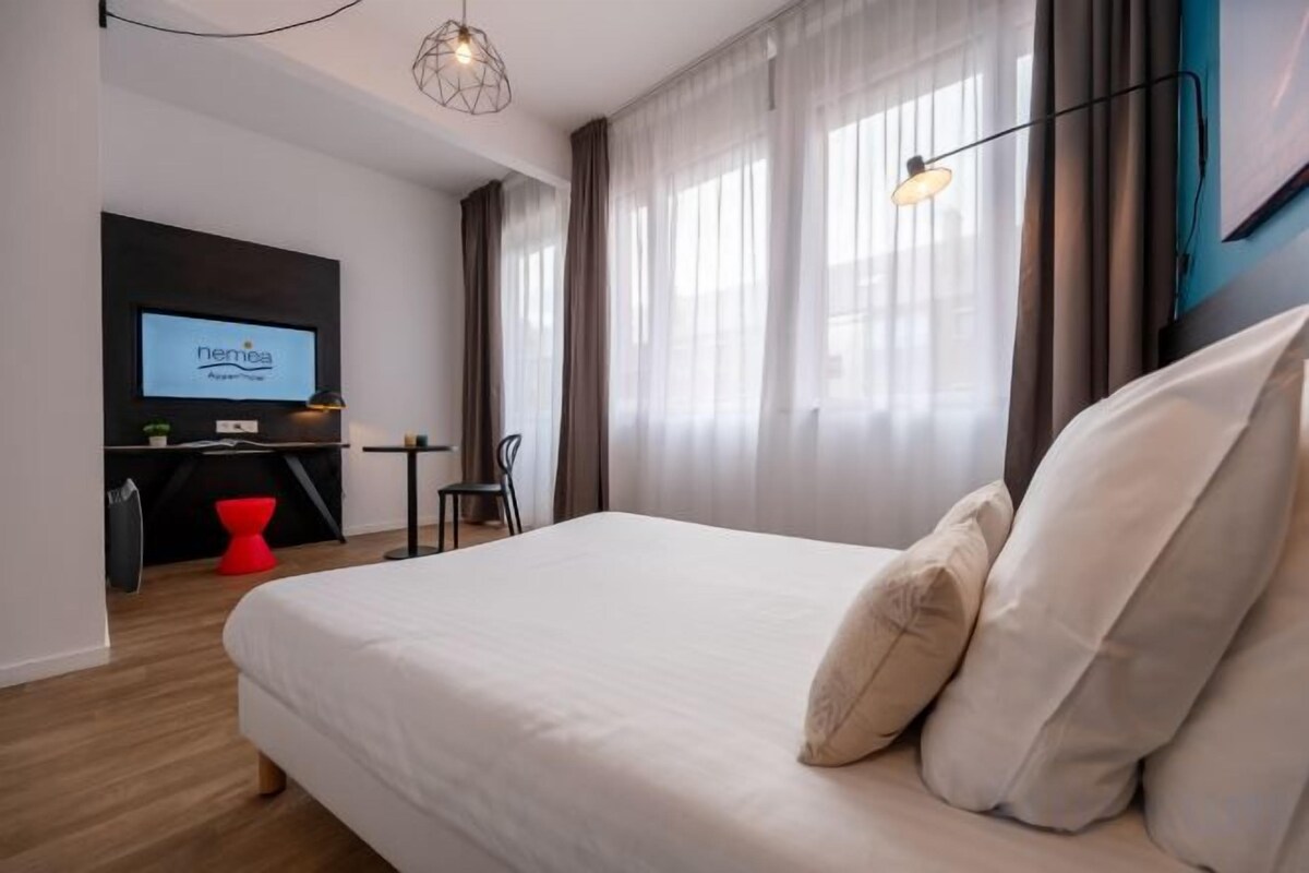In-room safe, WiFi (free), bed sheets