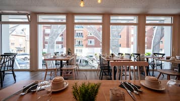 Café da manhã com buffet todos os dias (EUR 14 por pessoa)