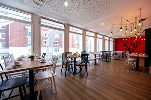 每日供应自助式早餐（每人 EUR 14）