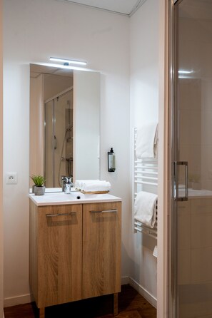 Shower, hair dryer, towels, soap - Nemea Appart Hotel Coliseum Amiens Centre (Amiens)