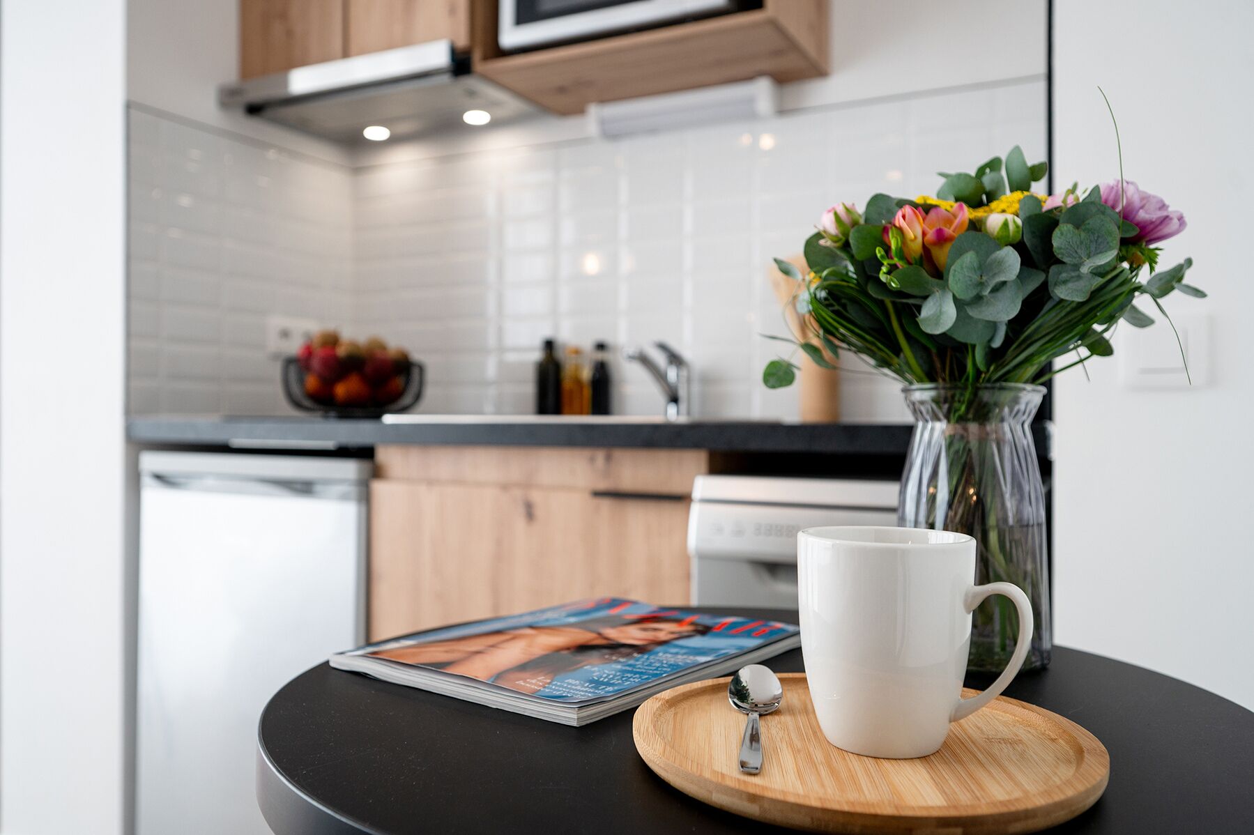 Frigobar, micro-ondas, cooktop, chaleira elétrica