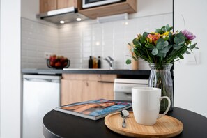 Mini-fridge, microwave, stovetop, electric kettle - Nemea Appart Hotel Coliseum Amiens Centre (Amiens)
