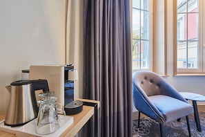 Deluxe Double Room | 1 bedroom, in-room safe, desk, blackout curtains