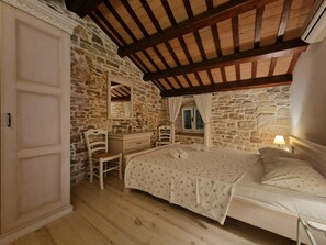 8 bedrooms, iron/ironing board, WiFi, bed sheets
