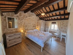 8 bedrooms, iron/ironing board, WiFi, bed sheets - Unwind in Paradise:  Charming Villa with a Pool for an Unforgettabble Vacation. (Glavani)