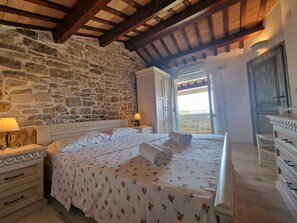 8 habitaciones, tabla de planchar con plancha, wifi y ropa de cama
