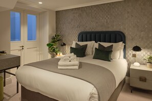 two bedroom two bathroom | In-room safe, desk, laptop workspace, soundproofing - Mayfair Darley House by Viridian Apartments (London)