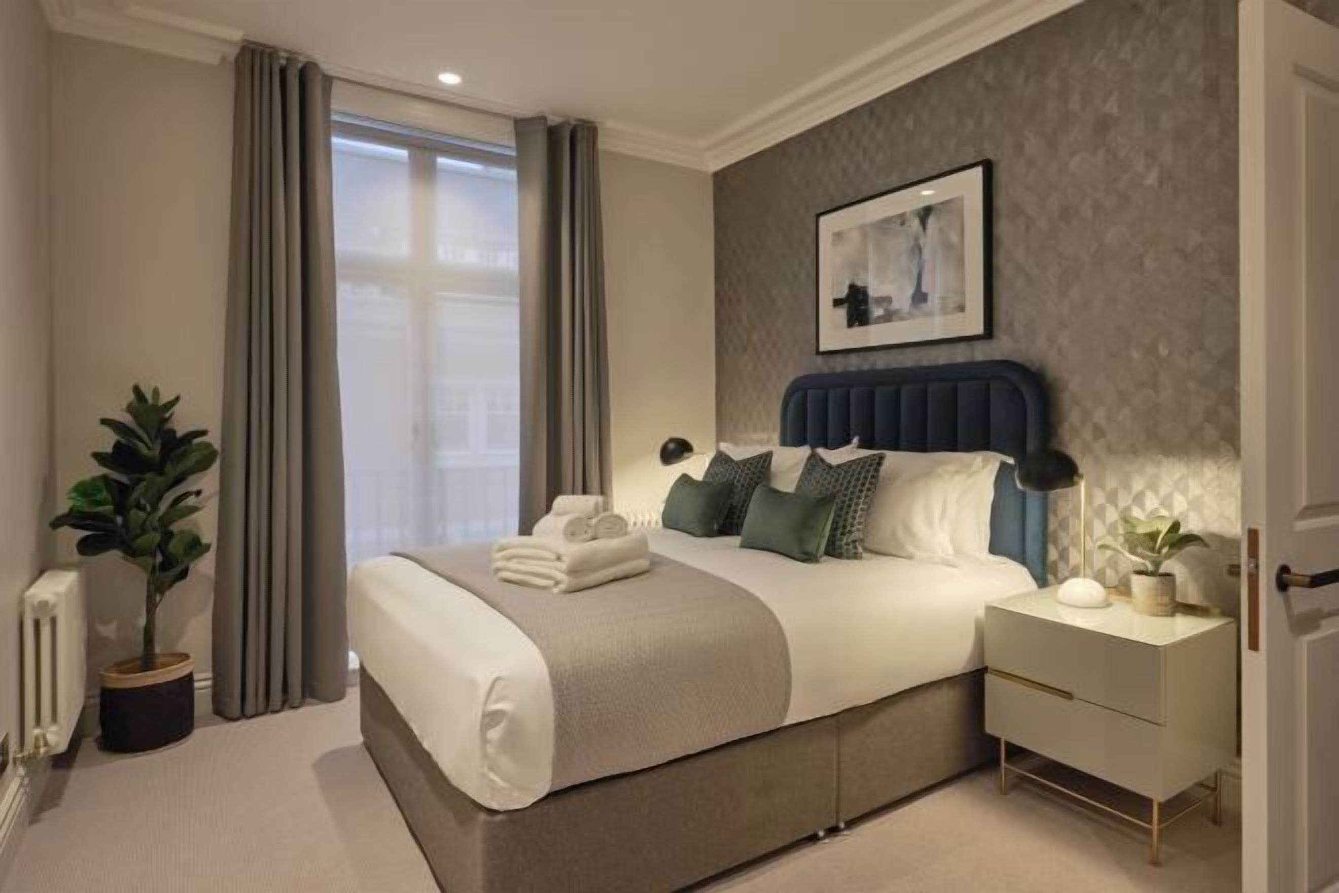 In-room safe, desk, laptop workspace, soundproofing