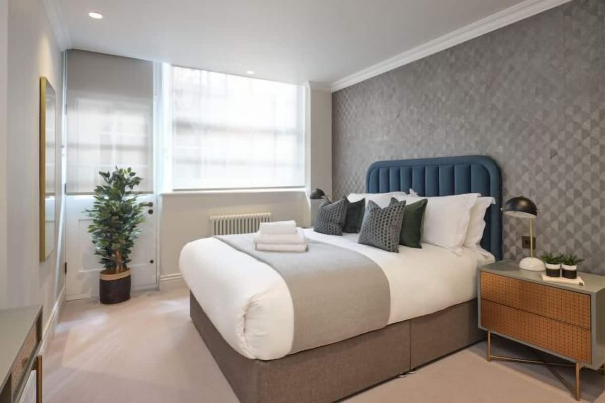 In-room safe, desk, laptop workspace, soundproofing