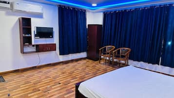 8 bedrooms, iron/ironing board, WiFi, bed sheets