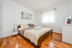 4 chambres, coffre-fort, fer et planche à repasser