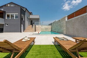 Piscine chauffée, chaises longues