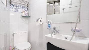 Basic Apartment | Bathroom