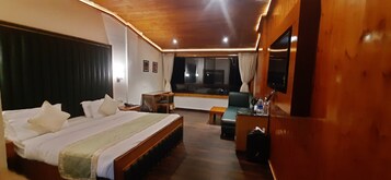Habitación superior con 1 cama doble o 2 individuales | Ropa de cama de alta calidad, colchones viscoelásticos, caja fuerte