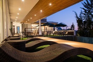 Televisión de pantalla plana, piso con calefacción