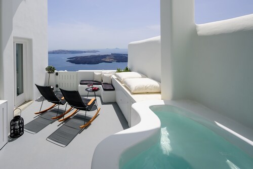 Aethria Cave Suite with private Jet tub