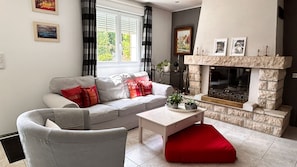 Smart TV, chimenea, libros y estéreo 
