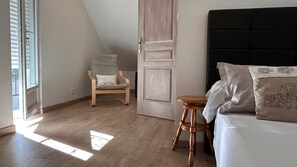 3 habitaciones, escritorio y tabla de planchar con plancha 