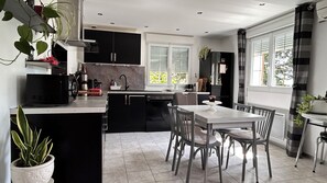 Frigorífico, microondas, horno y placa de cocina