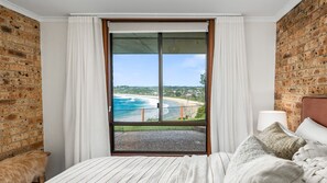 3 bedrooms, iron/ironing board, free WiFi, bed sheets - Vista del Mare - Indulge yourself in the lap of luxury with endless ocean views (Mollymook Beach)