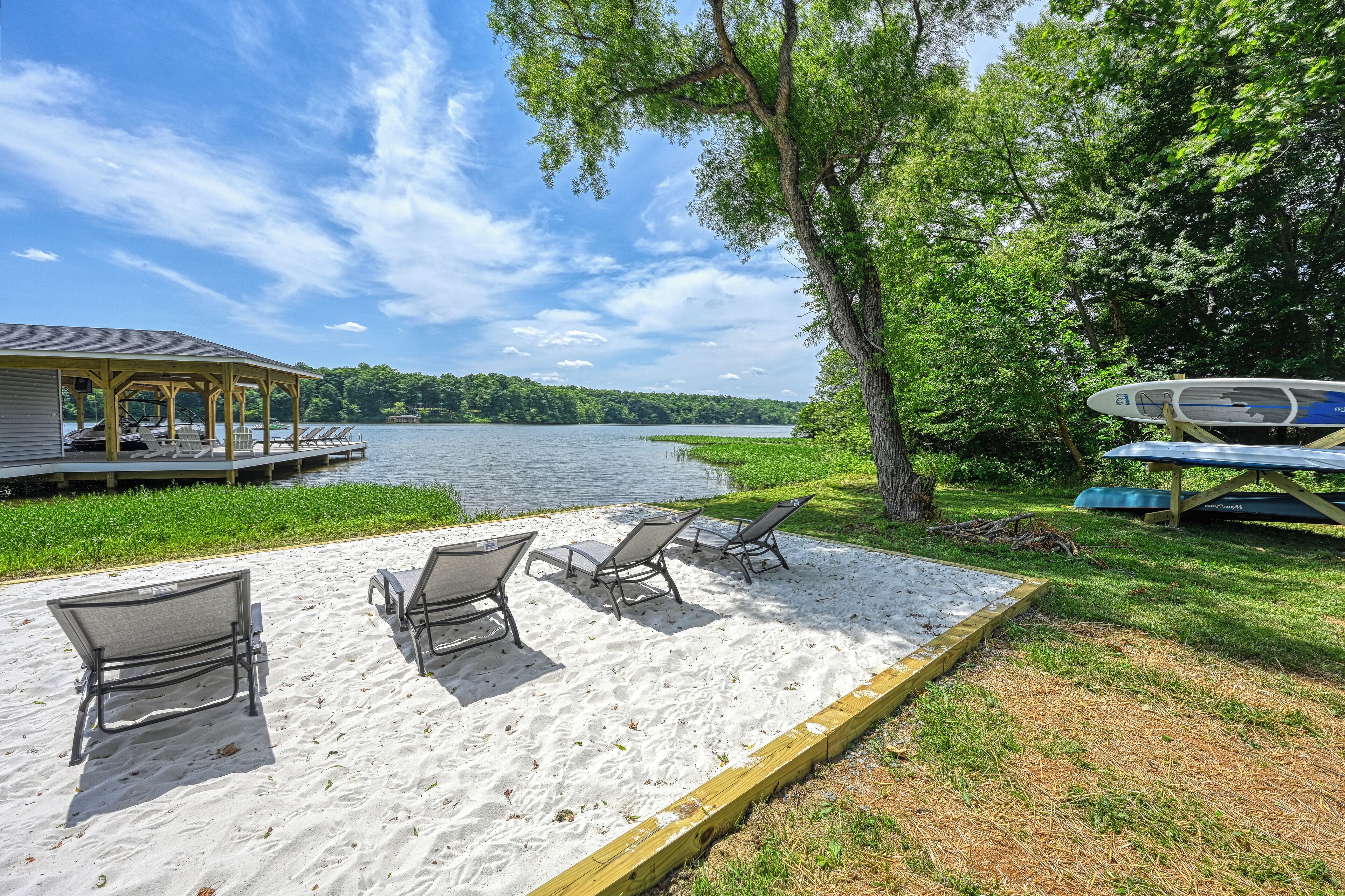 Pointe of View- Immaculate Waterfront Retreat, Firepit, & Amenities