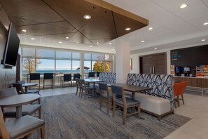 Free daily buffet breakfast - Holiday Inn Express and Suites Oscoda by IHG (Oscoda)