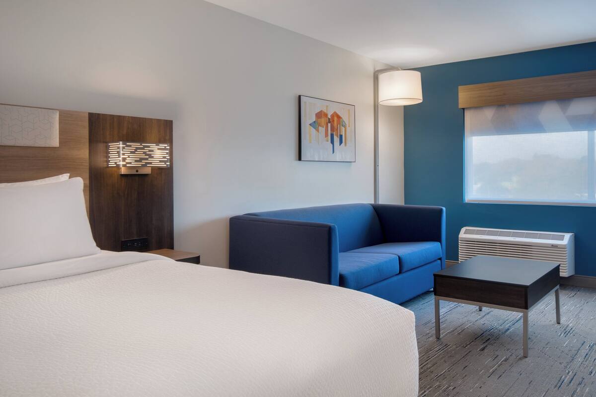 Desk, laptop workspace, free WiFi, bed sheets