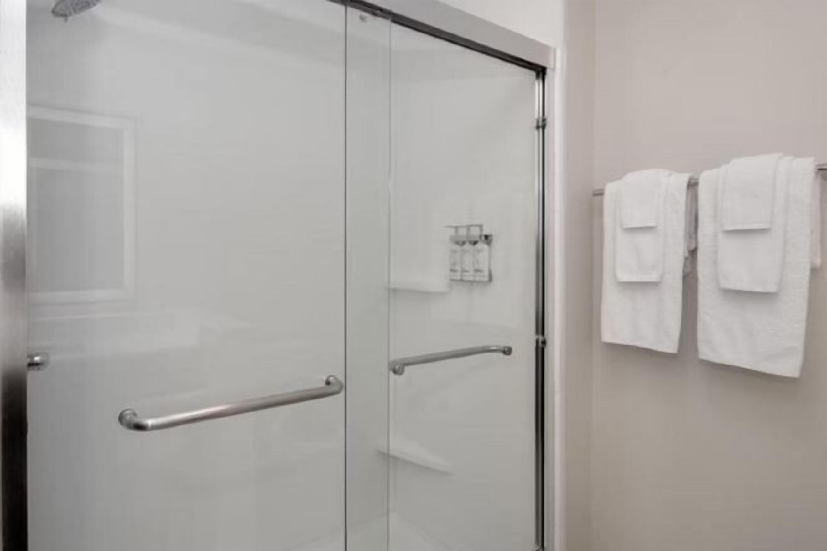 Haartrockner, Handtücher, Seife, Shampoo