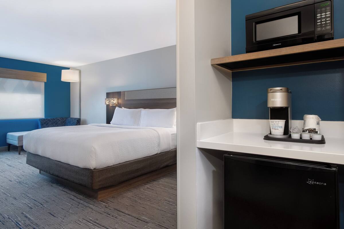Desk, laptop workspace, free WiFi, bed sheets
