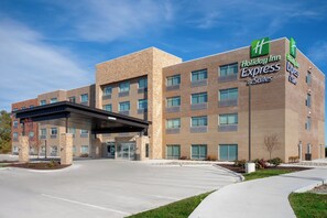 A Holiday Inn Express Suites hotel with a brick facade, multiple windows, and a covered entrance. - Holiday Inn Express and Suites Oscoda by IHG (Oscoda)