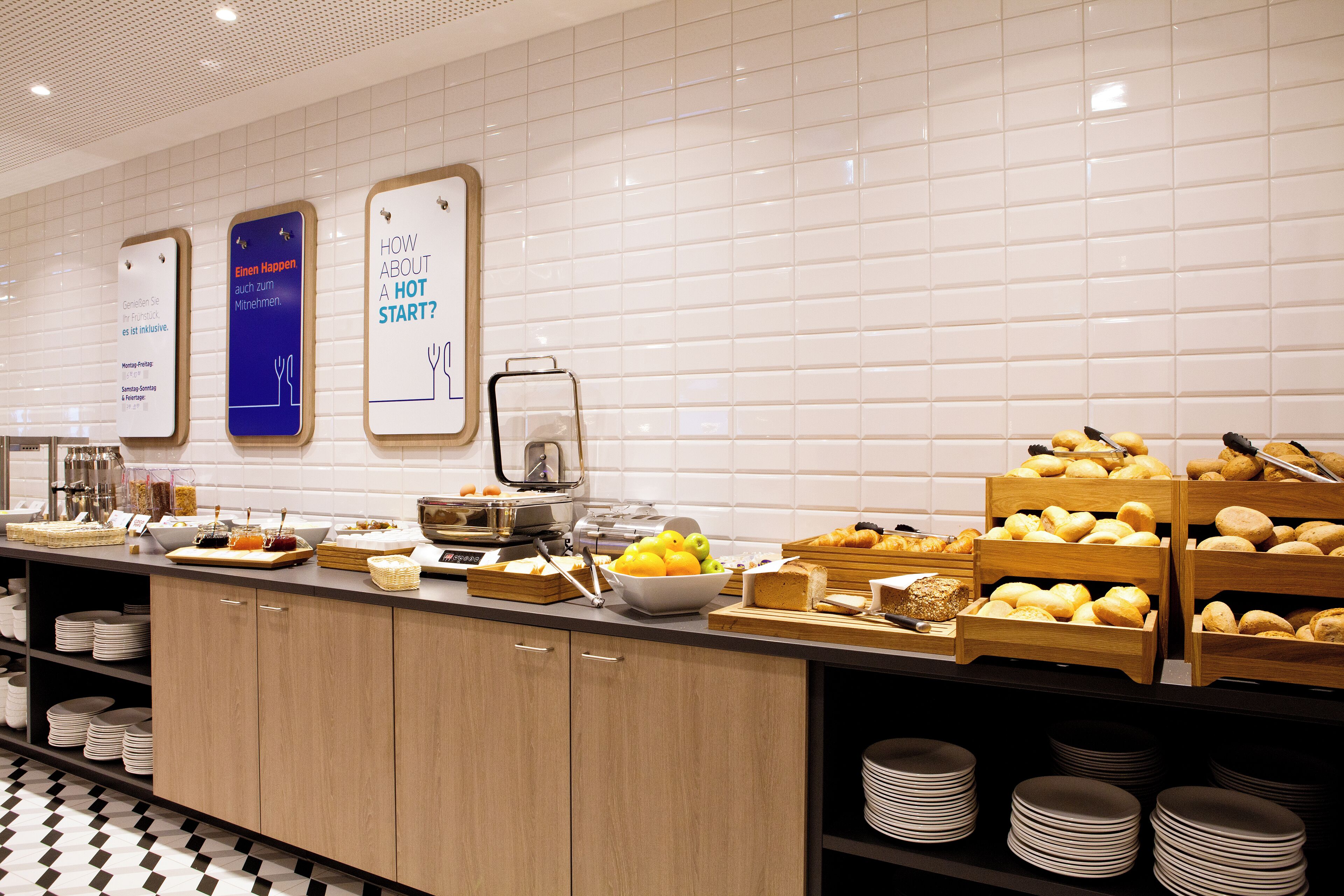 Ein Buffetbereich mit verschiedenen Speisen und einer Kaffeestation.