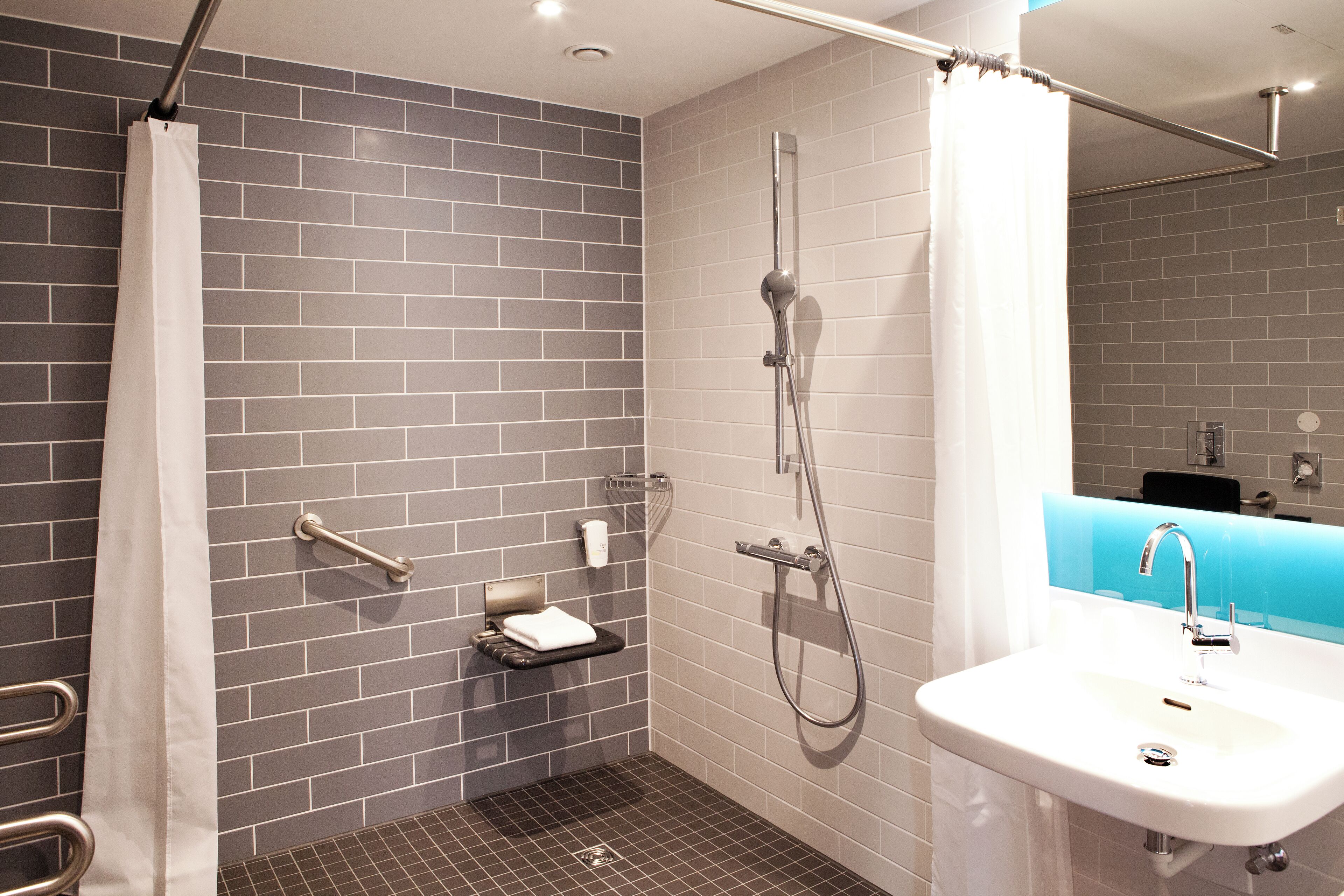 Standard Room, 1 Queen Bed, Accessible | Bathroom