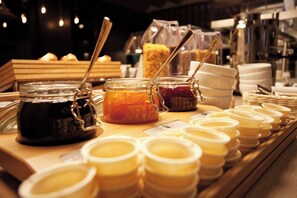 Een ontbijtbuffet met diverse gerechten en toevoegingen.