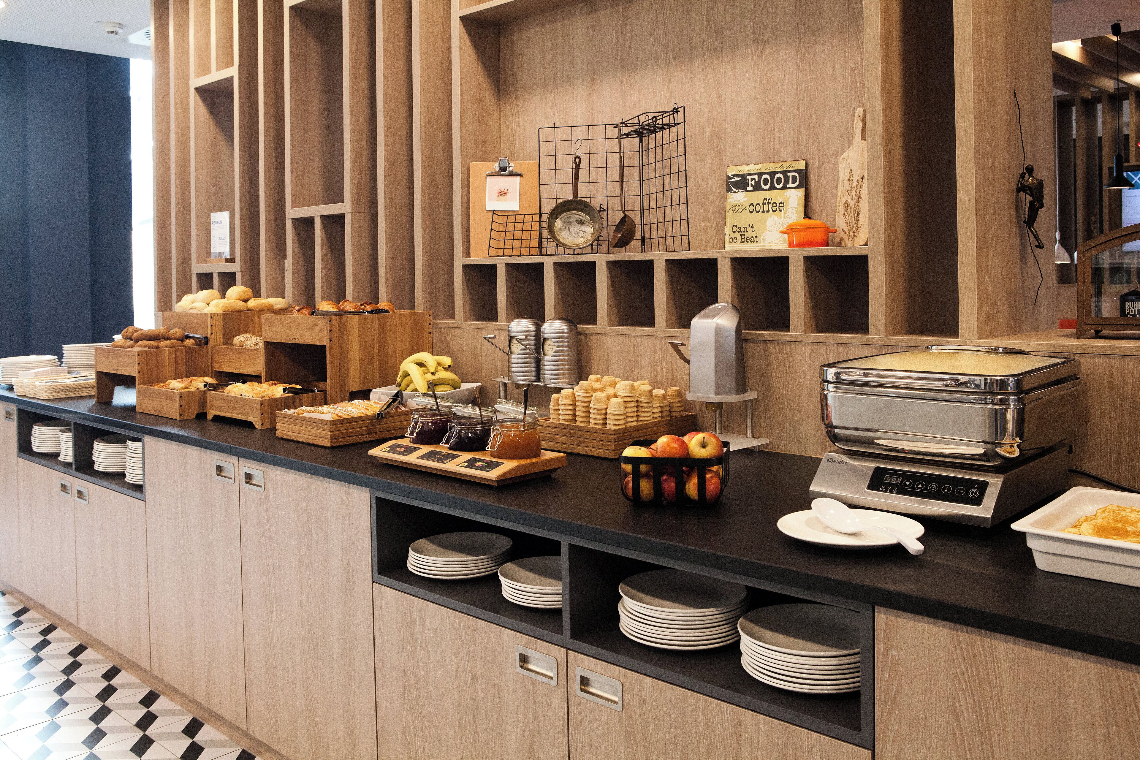 Disposição de buffet com diversos alimentos e utensílios de cozinha.