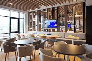 Café da manhã com buffet grátis todos os dias