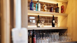 A bar area with shelves of liquor bottles and glasses. - Holiday Inn Express Bochum by IHG (Bochum)