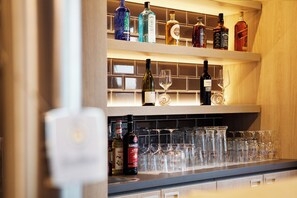 A bar area with shelves of liquor bottles and glasses. - Holiday Inn Express Bochum by IHG (Bochum)